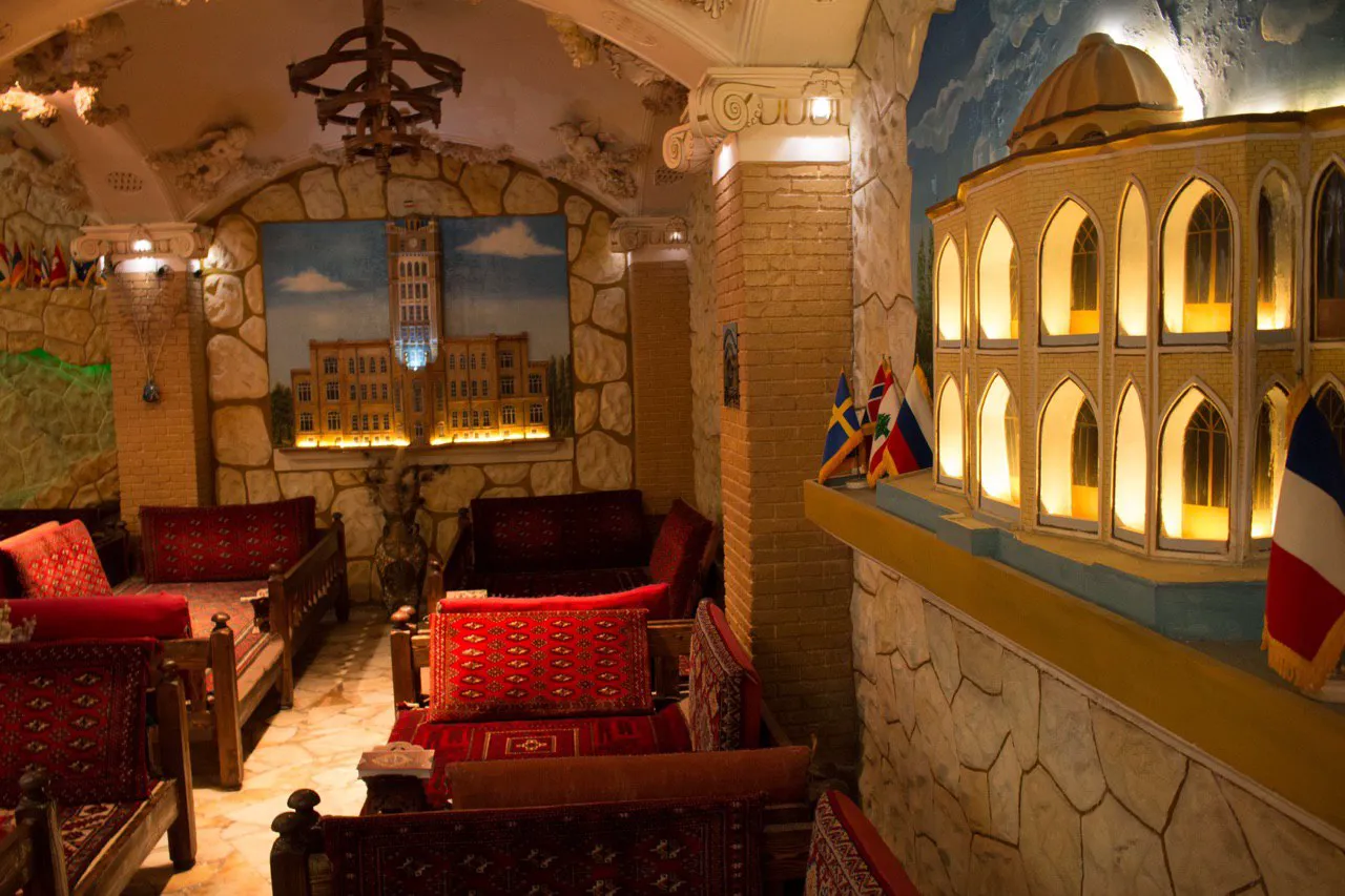 کافه رستوران سنتی ققنوس (شعبه اصلی)