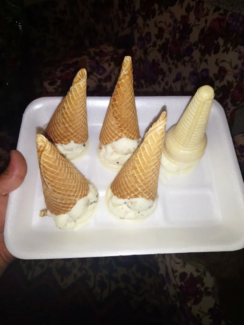 بستنی‌ گل آذین (شعبه اصلی) - تصویر 4