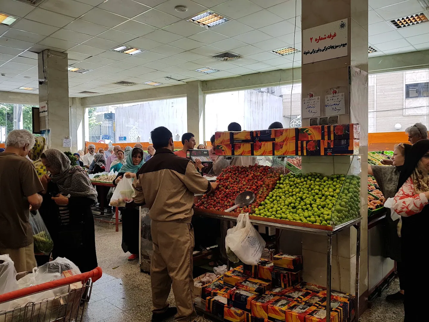 بازار میوه و تره بار حکمت (شعبه اصلی) - تصویر 3