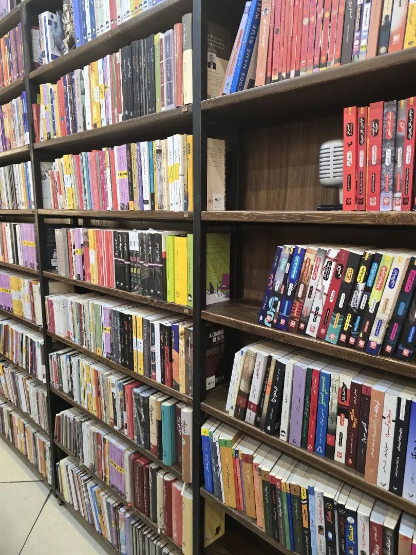 کتابفروشی چتر (شعبه اصلی) - تصویر 3