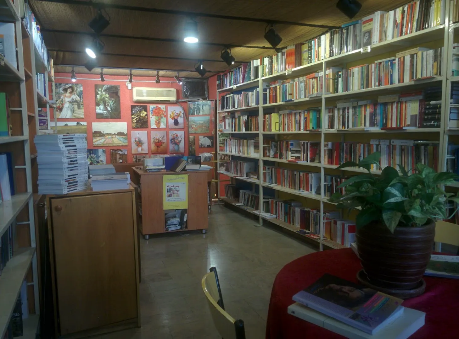 کتابفروشی پنجره (شعبه اصلی) - تصویر 2