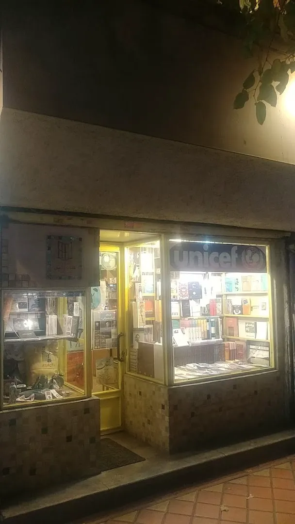 کتابفروشی پنجره (شعبه اصلی) - تصویر 3