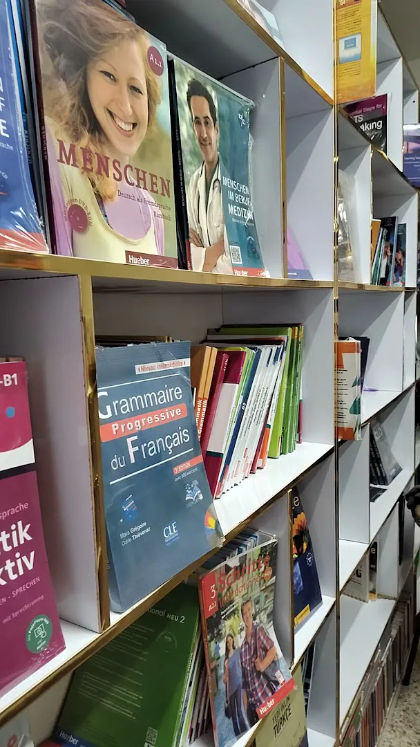 انتشارات (اصلی) و فروشگاه کتاب دنیای زبان - Donyaye Zaban Book shop (شعبه اصلی) - تصویر 1