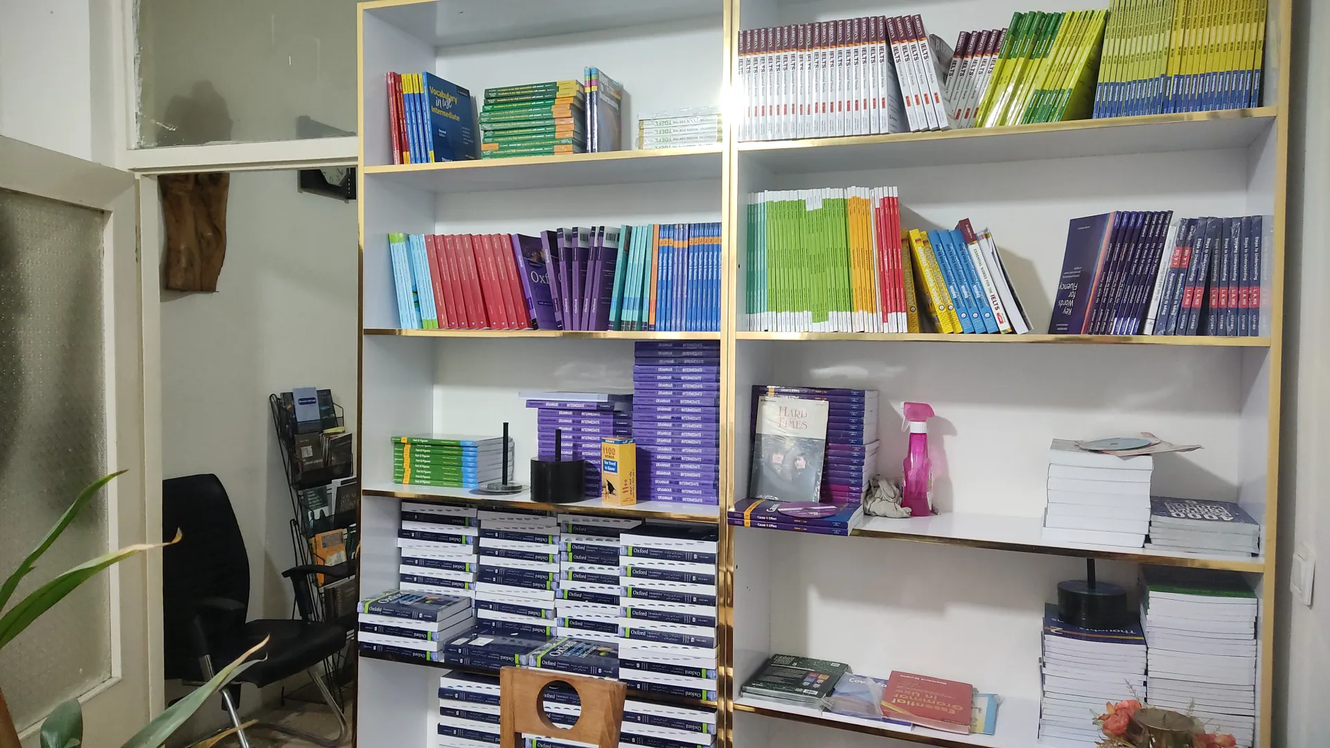 انتشارات (اصلی) و فروشگاه کتاب دنیای زبان - Donyaye Zaban Book shop (شعبه اصلی) - تصویر 3