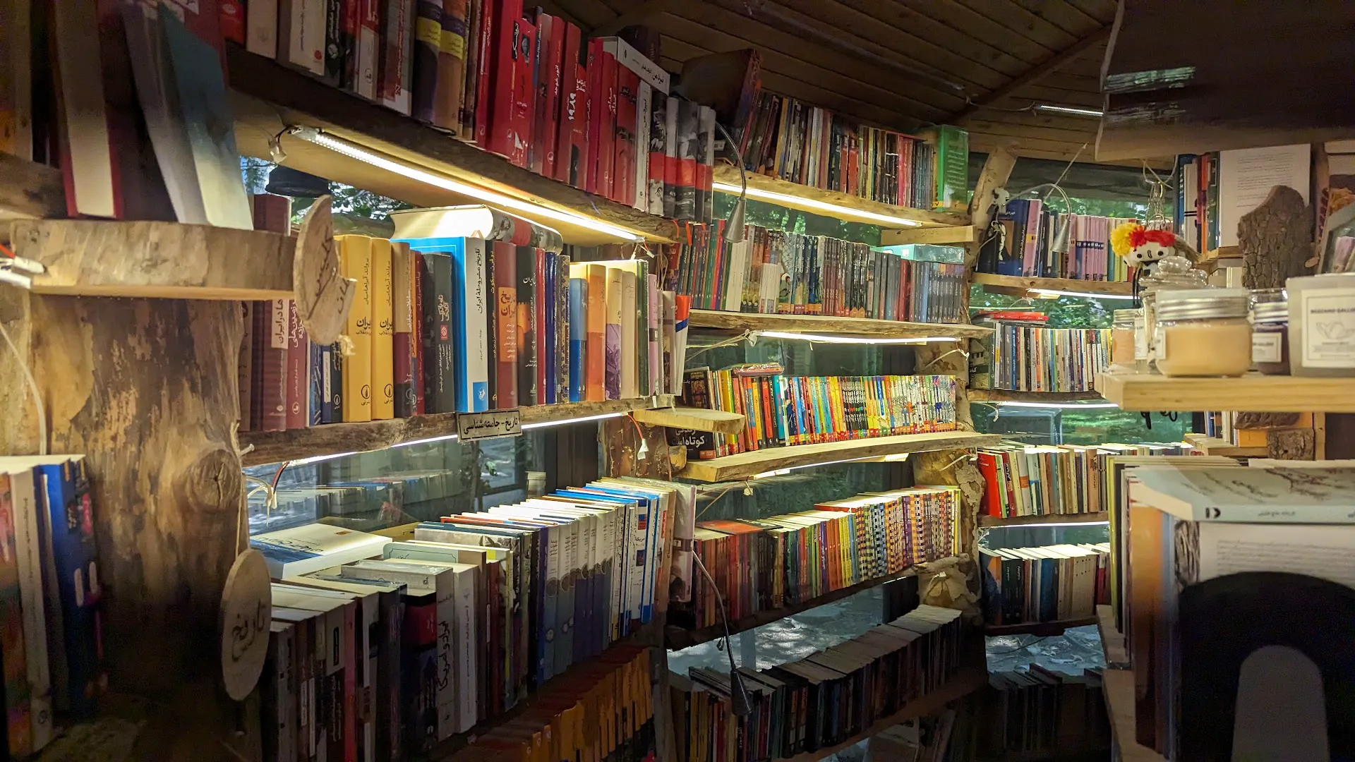 کتابفروشی حوض نقره (شعبه اصلی) - تصویر 4