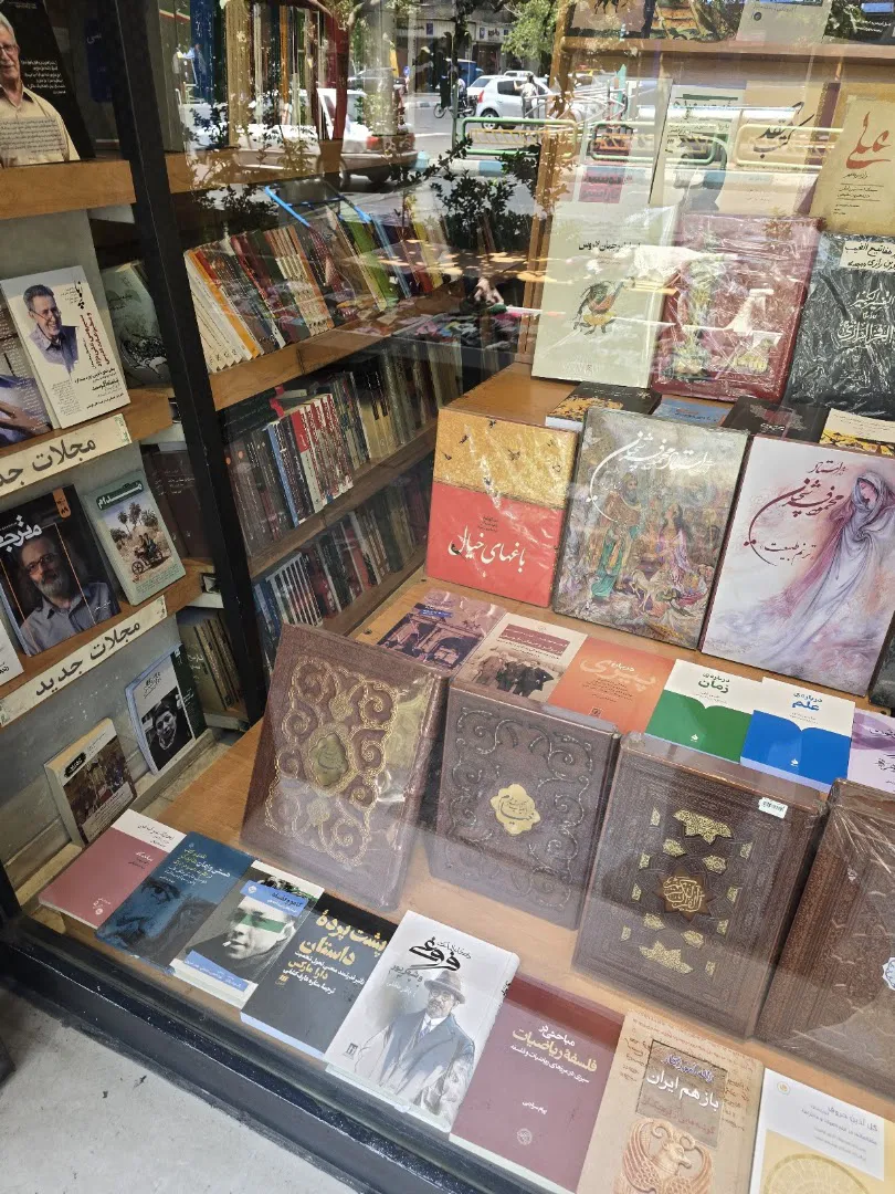 کتابفروشی انتشارات مولی (شعبه اصلی) - تصویر 2