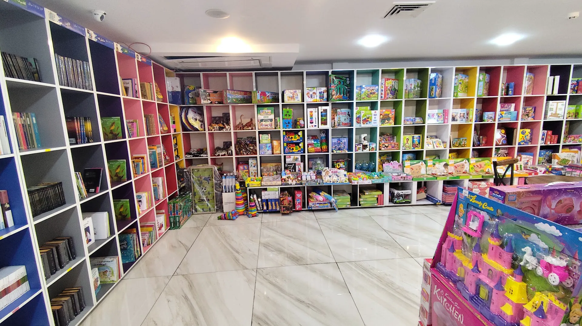 کافه کتاب زیتون (شعبه اصلی) - تصویر 3