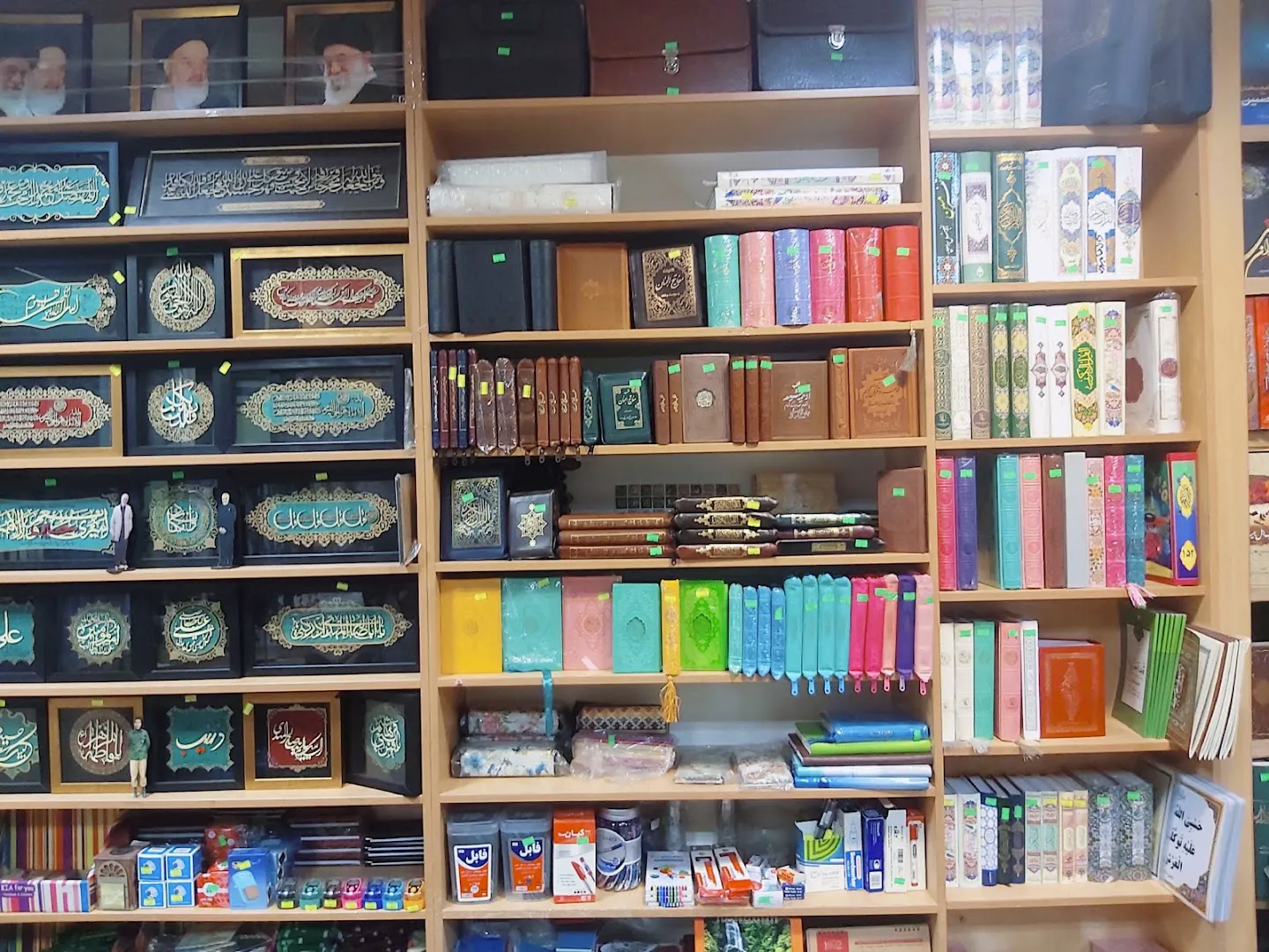 فروشگاه کتاب معراج (شعبه اصلی) - تصویر 3