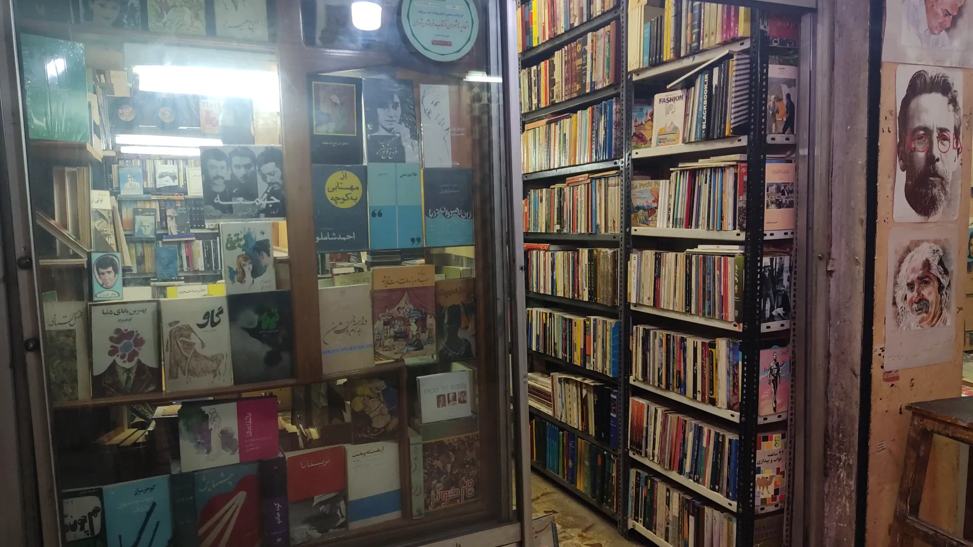 فروشگاه کتاب و محصولات فرهنگی آوا (شعبه اصلی) - تصویر 2