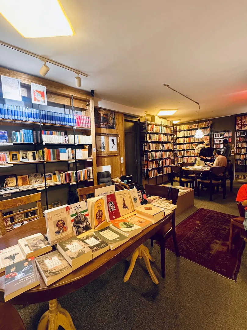 Halazoon Bookstore کتابفروشی حلزون (شعبه اصلی) - تصویر 2