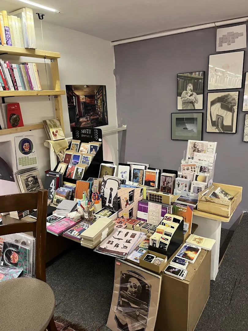 Halazoon Bookstore کتابفروشی حلزون (شعبه اصلی) - تصویر 3