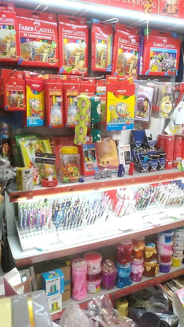 فروشگاه کتاب و نوشت افزار گلستان (شعبه اصلی) - تصویر 2